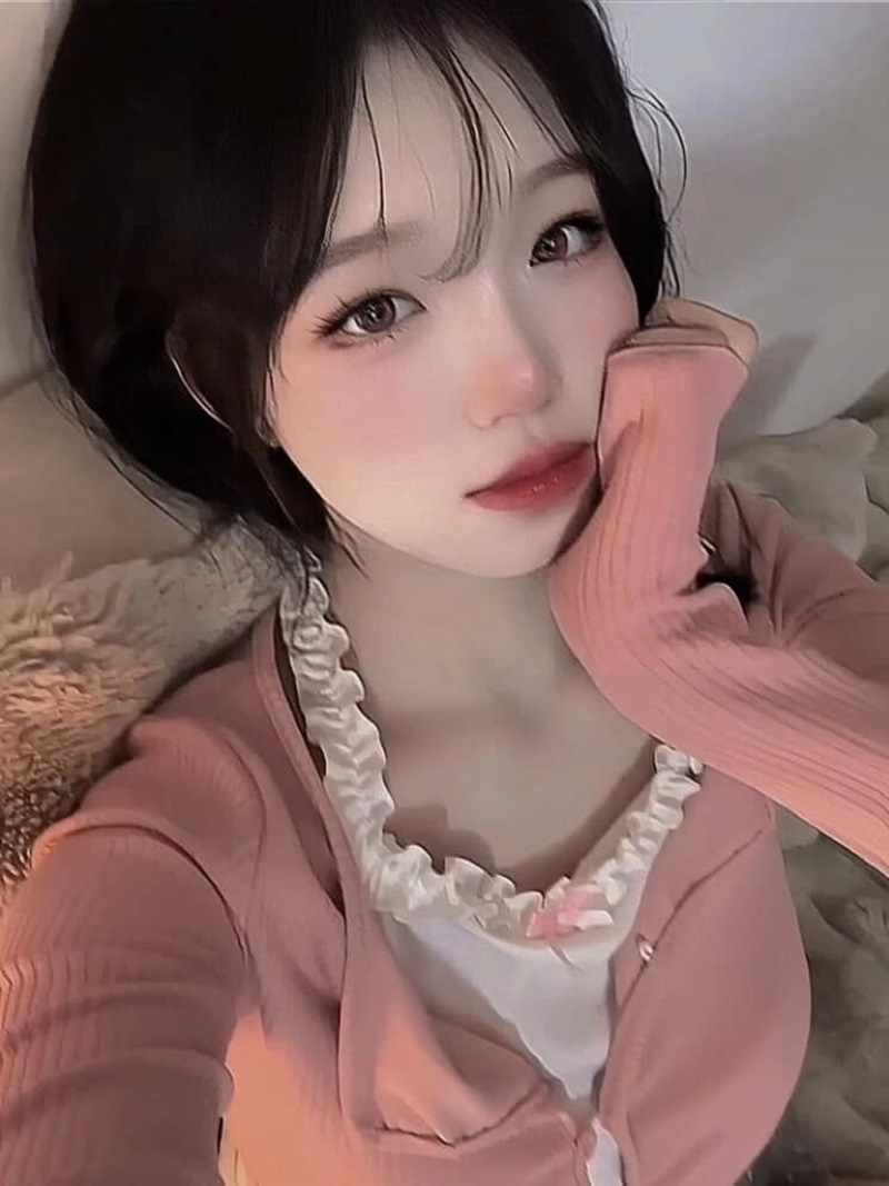 Cô gái xinh diện đồ pinky