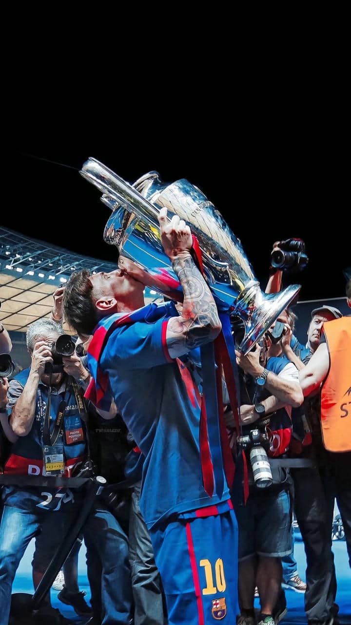 Hình nền điện thoại Messi nâng cup