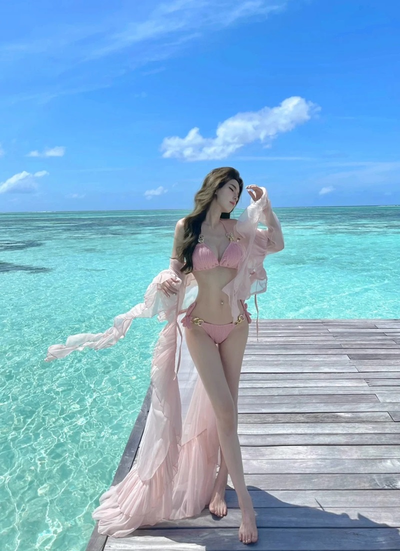 ảnh gái xinh mặc pinky bikini dễ thương