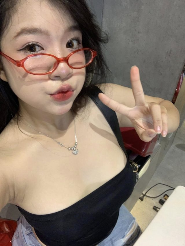 gái xinh cute đeo kính