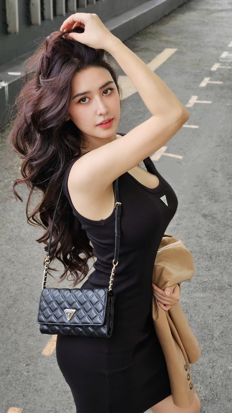 ảnh quyên qui sexy váy ngắn
