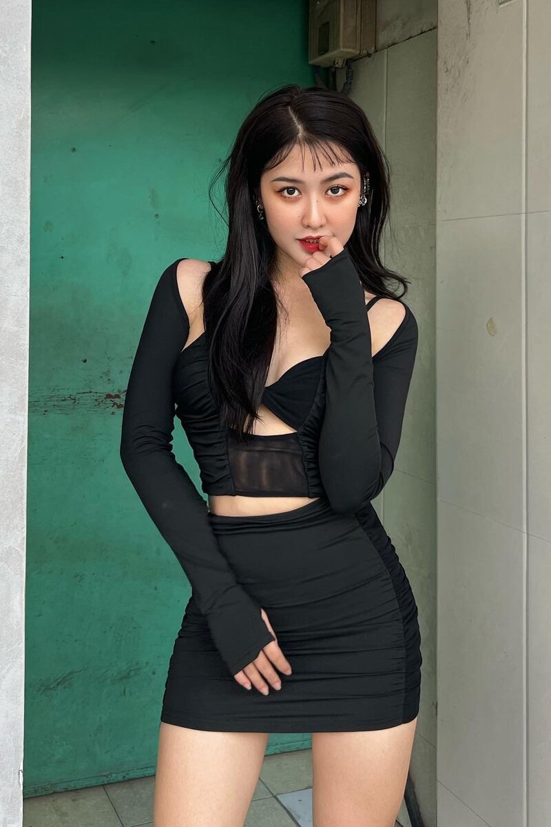 quyên qui mặc bó sát sexy
